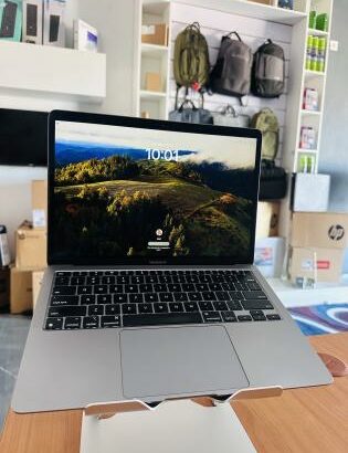 MacBook Air 2020 Retina Display  Processador: M1 , 8GB Ram ,256 GB SSD , 13.3 inch Display,MacOs Sonoma version 14.8 , Bateria Excellent + Carregador
