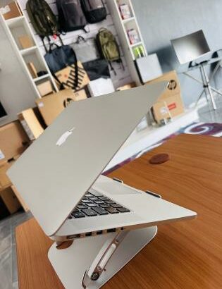 MacBook Pro 2015 / 16 Retina Display  Intel Core I7 2.20 GHZ  16 GB Memória RAM  256 GB SSD  15.4 polegadas (2880×1800) Intel Íris pro Graphics 2GB  P