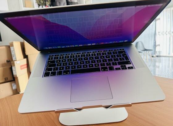 MacBook Pro 2015 / 16 Retina Display  Intel Core I7 2.20 GHZ  16 GB Memória RAM  256 GB SSD  15.4 polegadas (2880×1800) Intel Íris pro Graphics 2GB  P