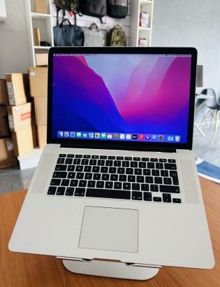MacBook Pro 2015 / 16 Retina Display  Intel Core I7 2.20 GHZ  16 GB Memória RAM  256 GB SSD  15.4 polegadas (2880×1800) Intel Íris pro Graphics 2GB  P
