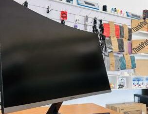 Monitor Samsung 32-inch, 1500R curved Full HD (1920×1080) monitor featuring a VA panel, 75Hz refresh rate, 4ms response time, and AMD FreeSync for smo