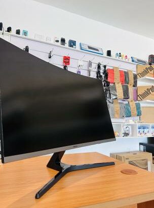 Monitor Samsung 32-inch, 1500R curved Full HD (1920×1080) monitor featuring a VA panel, 75Hz refresh rate, 4ms response time, and AMD FreeSync for smo