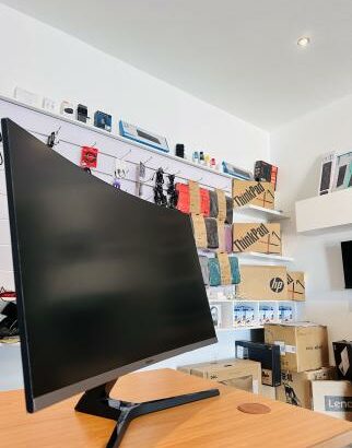 Monitor Samsung 32-inch, 1500R curved Full HD (1920×1080) monitor featuring a VA panel, 75Hz refresh rate, 4ms response time, and AMD FreeSync for smo