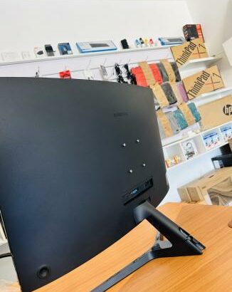 Monitor Samsung 32-inch, 1500R curved Full HD (1920×1080) monitor featuring a VA panel, 75Hz refresh rate, 4ms response time, and AMD FreeSync for smo