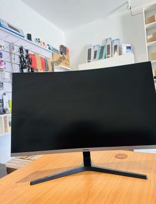 Monitor Samsung 32-inch, 1500R curved Full HD (1920×1080) monitor featuring a VA panel, 75Hz refresh rate, 4ms response time, and AMD FreeSync for smo