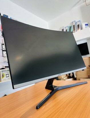 Monitor Samsung 32-inch, 1500R curved Full HD (1920×1080) monitor featuring a VA panel, 75Hz refresh rate, 4ms response time, and AMD FreeSync for smo