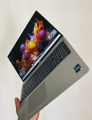 Ultrabook Machine Dell Latitude 5540  13 th GEN INTEL Core i5-1350P (16 CPUs) 16 GB DDR5 SDRAM  512 GB SSD NVMe  Intel íris Xe Graphics  15.6 Polegada