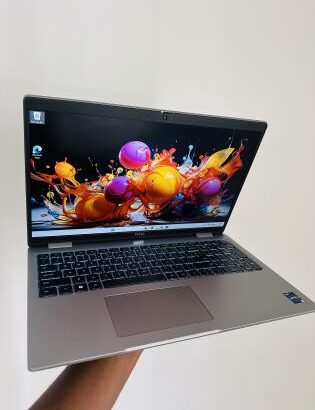 Ultrabook Machine Dell Latitude 5540  13 th GEN INTEL Core i5-1350P (16 CPUs) 16 GB DDR5 SDRAM  512 GB SSD NVMe  Intel íris Xe Graphics  15.6 Polegada