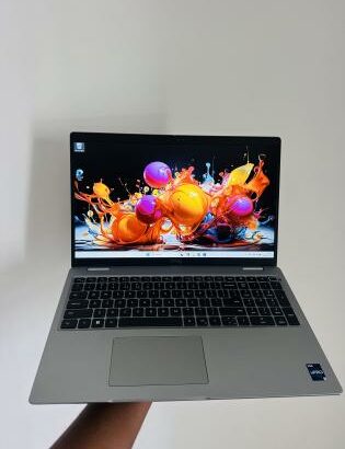 Ultrabook Machine Dell Latitude 5540  13 th GEN INTEL Core i5-1350P (16 CPUs) 16 GB DDR5 SDRAM  512 GB SSD NVMe  Intel íris Xe Graphics  15.6 Polegada