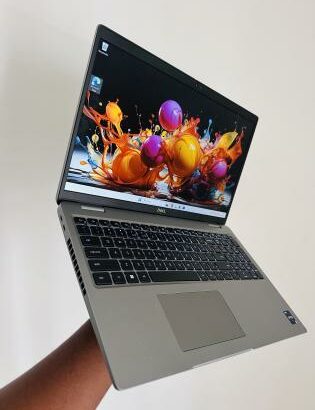 Ultrabook Machine Dell Latitude 5540  13 th GEN INTEL Core i5-1350P (16 CPUs) 16 GB DDR5 SDRAM  512 GB SSD NVMe  Intel íris Xe Graphics  15.6 Polegada