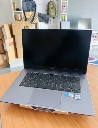 Lap Top Semi Novo com 06 Meses de Garantia Huawei MateBook D15  | Core I5-1135G7 2.40 GHZ | 8GB DDR4 SDRAM |512 GB SSD  | 15.6”Display |Intel Irex Xe