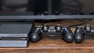 PS4 SLIM 500GB+2Joys+Cabo de Power+6 Jogos Bons