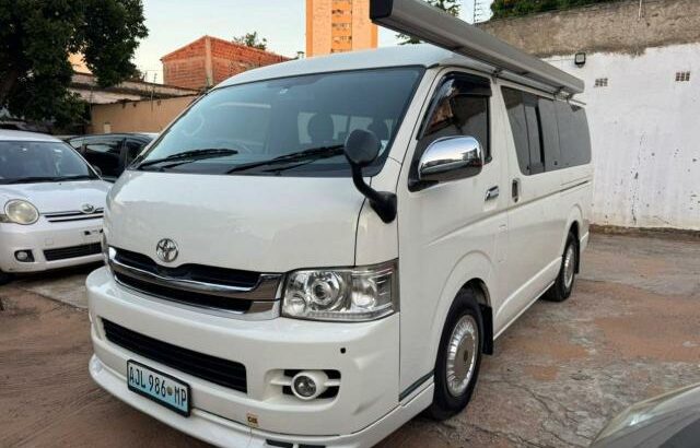 Vende-se Toyota Quantum 2010 recém chegado