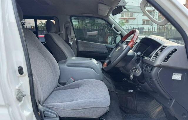 Vende-se Toyota Quantum 2010 recém chegado