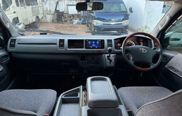 Vende-se Toyota Quantum 2010 recém chegado