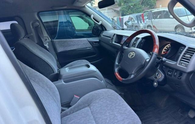 Vende-se Toyota Quantum 2010 recém chegado