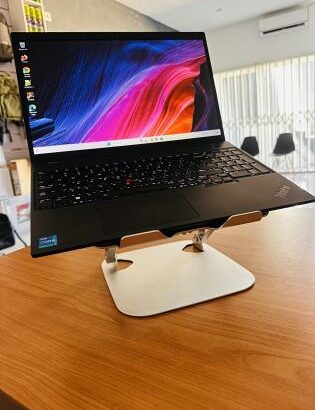 Atenção Atenção Chegou o seu Lap Top Semi Novo Ideal para Clientes que não andam de Chapa : LENOVO Thinkpad L15 Gen 4 Intel CORE I5-1335U 13 th Gen ,