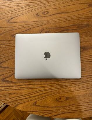 MacBook Air 13” M1 – Excelente estado, completo na caixa