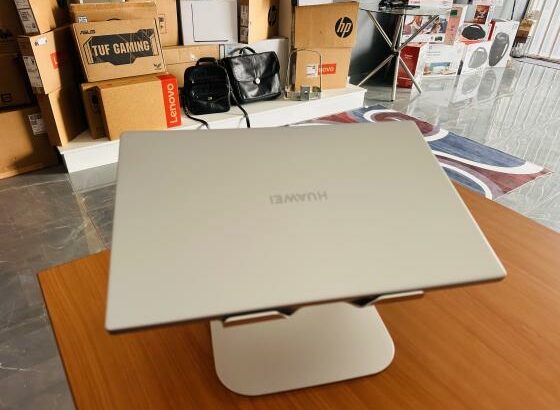 Lap Top Clássico e Exclusivo em promoção  Huawei MateBook D15 Metalizado,Intel Core I3-1115G4 ,(4 CPUs) 3.00GHZ  , 8GB DDR4 SDRAM,256 GB SSD NVMe, 15.