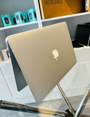 MacBook Air 2015 i5 8GB RAM 256GB SSD 13.3”