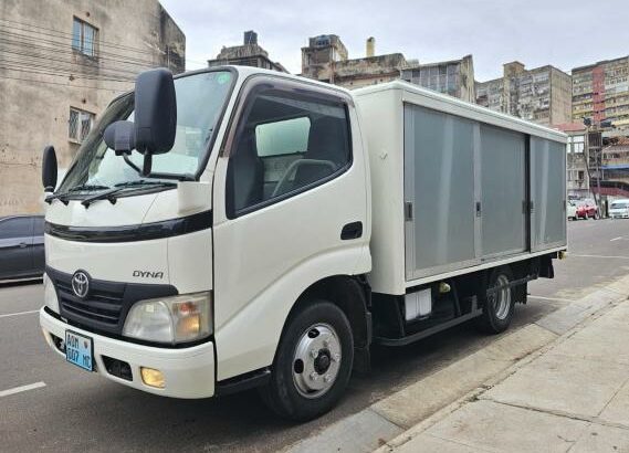 Toyota Dyna Contetorizada