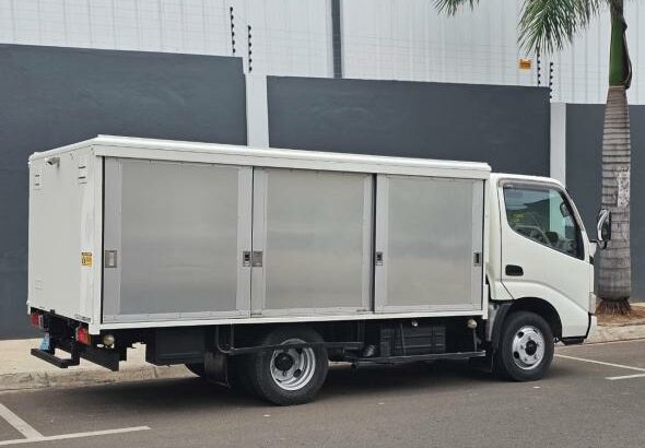 Toyota Dyna Contetorizada
